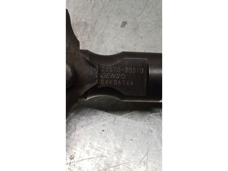 Recambio de inyector para toyota hilux vii pick-up (_n1_, _n2_, _n3_) 2.5 d-4d 4wd (kun25_) referencia OEM IAM 2367030310  DENSO