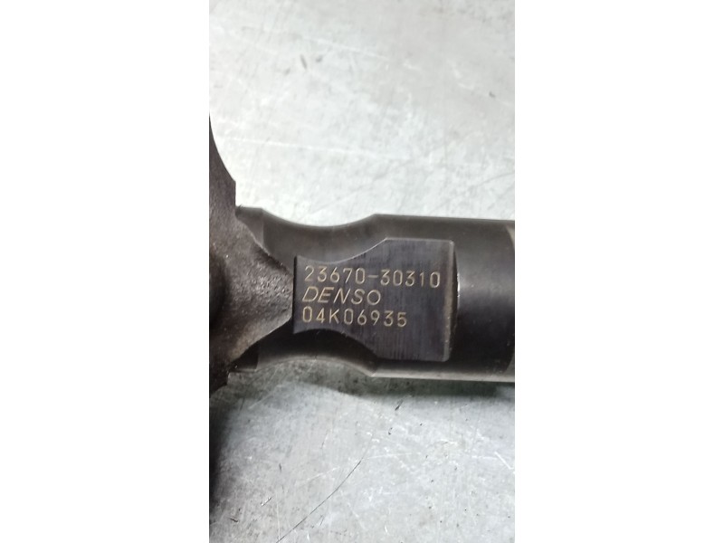 Recambio de inyector para toyota hilux vii pick-up (_n1_, _n2_, _n3_) 2.5 d-4d 4wd (kun25_) referencia OEM IAM 2367030310  DENSO