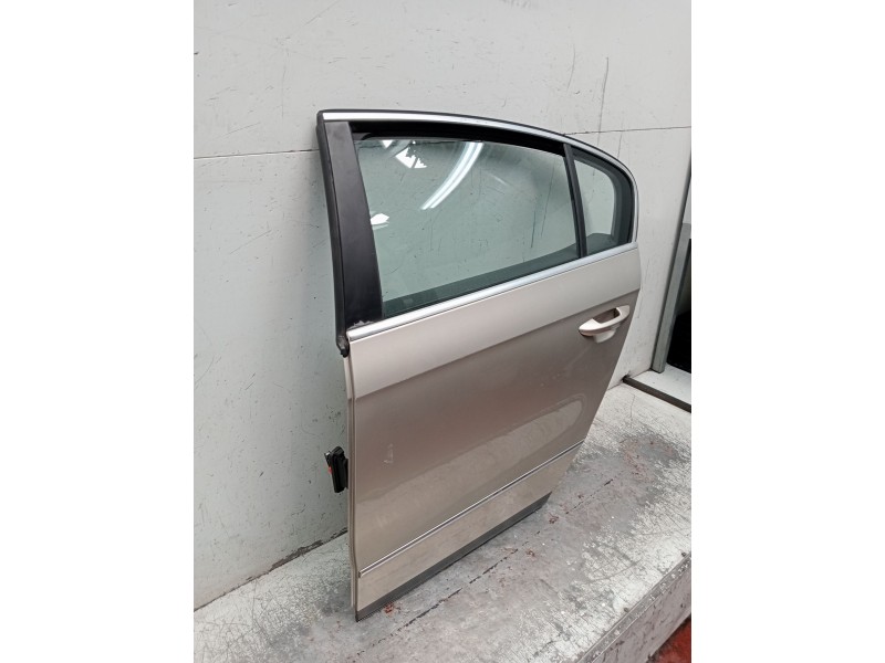 Recambio de puerta trasera izquierda para volkswagen passat b6 (3c2) 2.0 tdi 16v referencia OEM IAM   