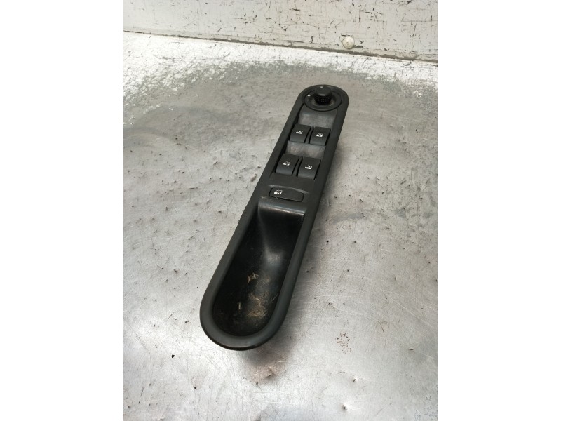 Recambio de mando elevalunas delantero izquierdo para renault espace iv (jk0/1_) 2.0 dci (jk02, jk03) referencia OEM IAM 8200519