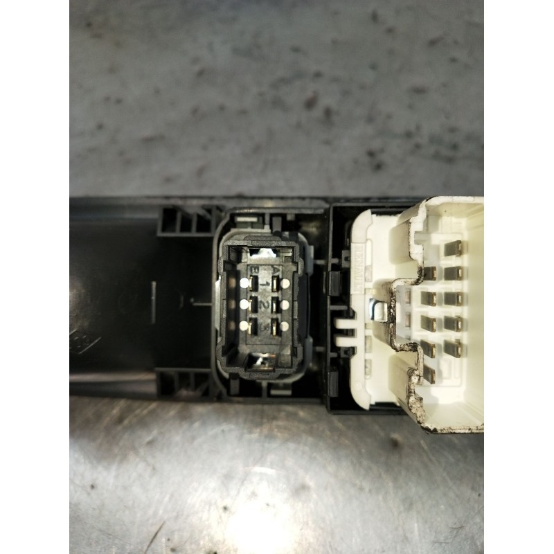 Recambio de mando elevalunas delantero izquierdo para renault espace iv (jk0/1_) 2.0 dci (jk02, jk03) referencia OEM IAM 8200519