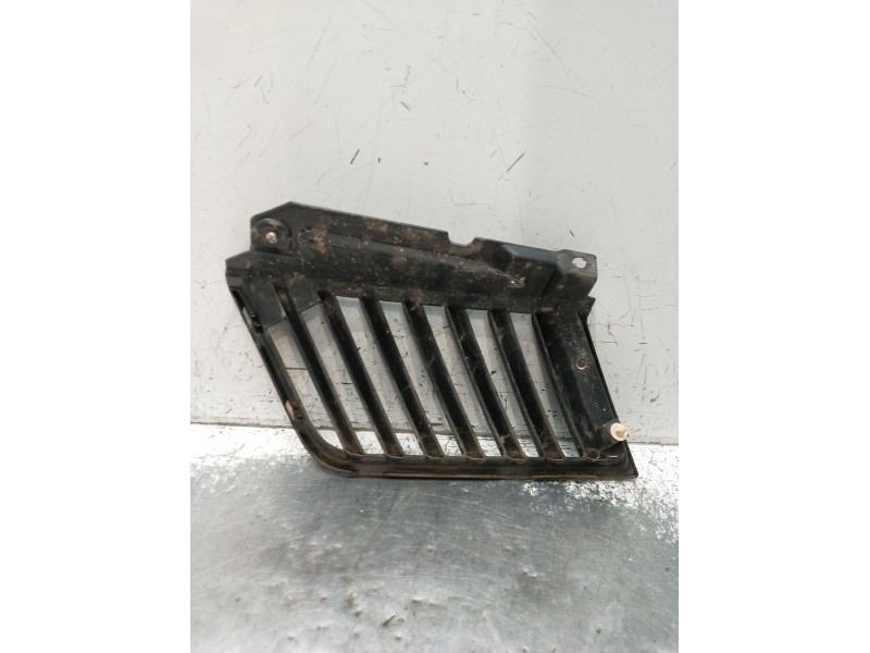 Recambio de rejilla delantera para mitsubishi l200 / triton (ka_t, kb_t) 2.5 di-d 4wd (kb4t) referencia OEM IAM  DERECHO 2005