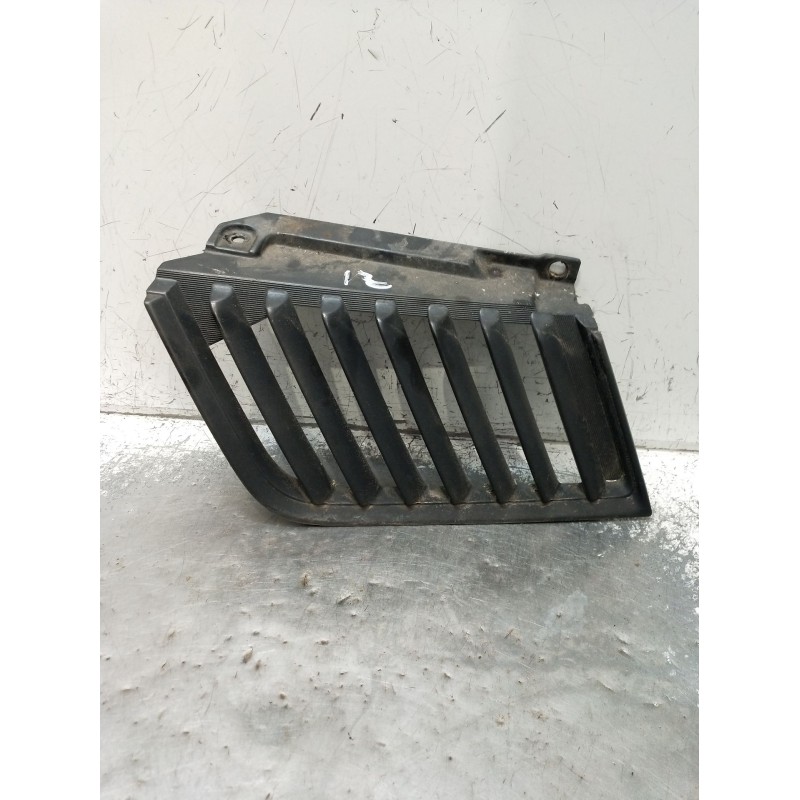 Recambio de rejilla delantera para mitsubishi l200 / triton (ka_t, kb_t) 2.5 di-d 4wd (kb4t) referencia OEM IAM  IZQUIERDA 2005