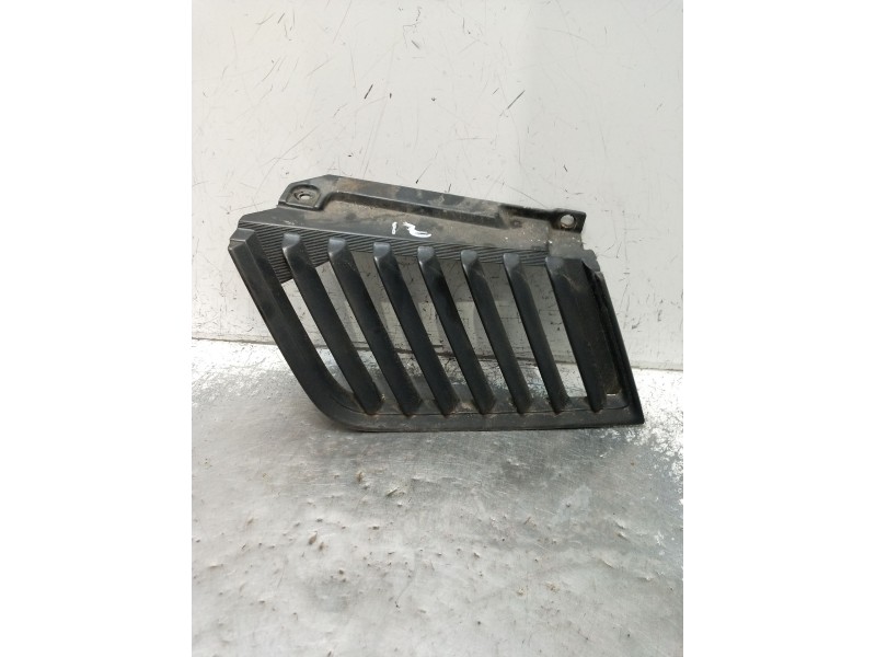 Recambio de rejilla delantera para mitsubishi l200 / triton (ka_t, kb_t) 2.5 di-d 4wd (kb4t) referencia OEM IAM  IZQUIERDA 2005