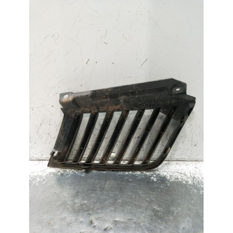 Recambio de rejilla delantera para mitsubishi l200 / triton (ka_t, kb_t) 2.5 di-d 4wd (kb4t) referencia OEM IAM  IZQUIERDA 2005