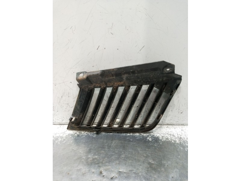 Recambio de rejilla delantera para mitsubishi l200 / triton (ka_t, kb_t) 2.5 di-d 4wd (kb4t) referencia OEM IAM  IZQUIERDA 2005