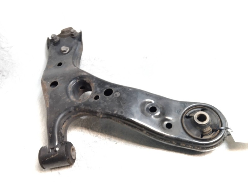 Recambio de brazo suspension inferior delantero izquierdo para toyota auris 1.6 16v cat referencia OEM IAM   