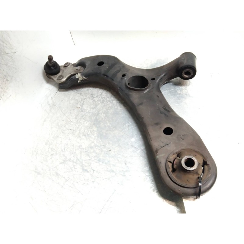 Recambio de brazo suspension inferior delantero izquierdo para toyota auris touring sports (e18) 1.8 16v cat (híbrido) referenci