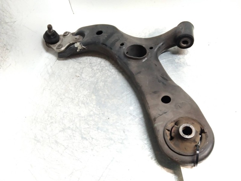 Recambio de brazo suspension inferior delantero izquierdo para toyota auris touring sports (e18) 1.8 16v cat (híbrido) referenci