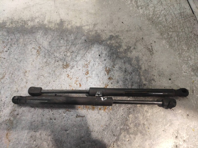 Recambio de amortiguadores capo para kia carnival 2.9 crdi cat referencia OEM IAM 817814D010 817714D010 