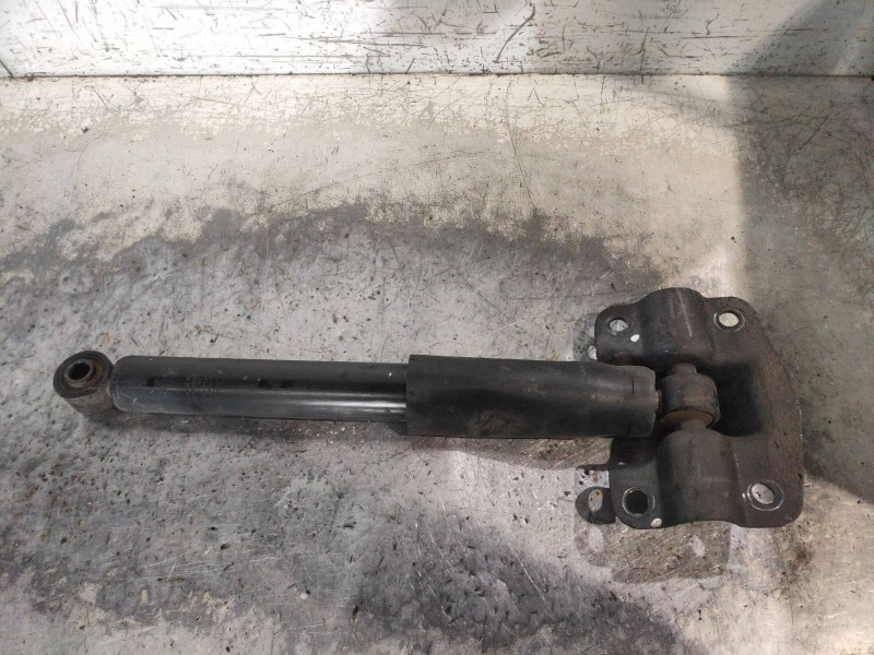 Recambio de amortiguador trasero derecho para kia carnival 2.9 crdi cat referencia OEM IAM 553104D400  