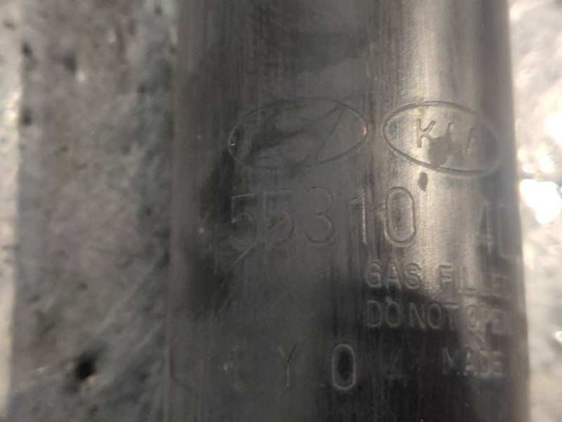 Recambio de amortiguador trasero derecho para kia carnival 2.9 crdi cat referencia OEM IAM 553104D400  