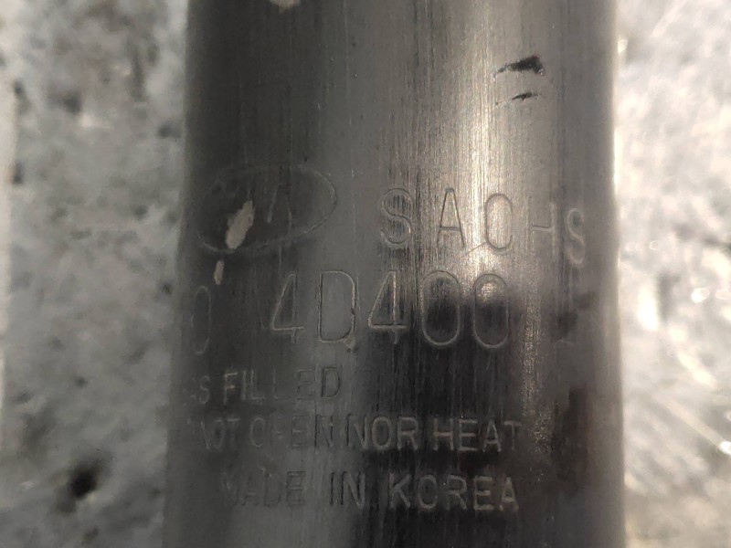 Recambio de amortiguador trasero derecho para kia carnival 2.9 crdi cat referencia OEM IAM 553104D400  