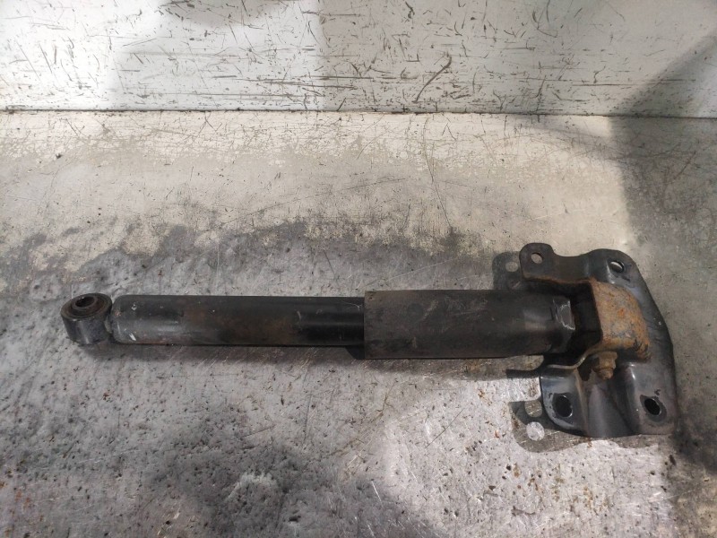Recambio de amortiguador trasero izquierdo para kia carnival 2.9 crdi cat referencia OEM IAM 553104D400  