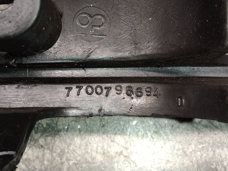 Recambio de rejilla delantera para renault clio i fase i+ii (b/c57) 1.4 referencia OEM IAM 7700795694  