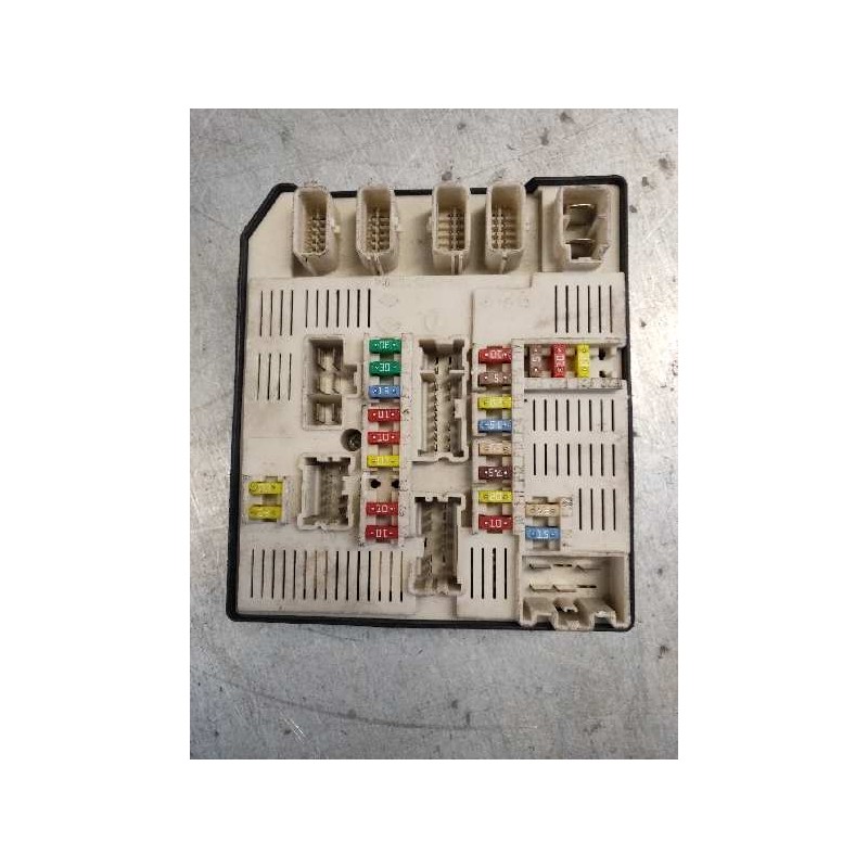 Recambio de caja reles / fusibles para renault megane iii sport tourer 1.5 dci diesel cat referencia OEM IAM 284B60009R BD95 L2 