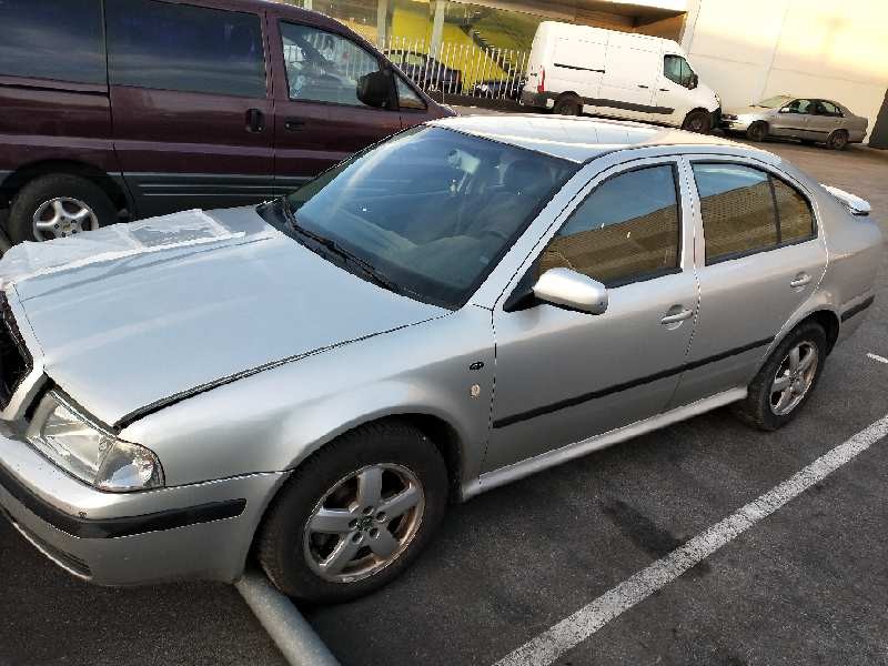 skoda octavia berlina (1u2) del año 2001