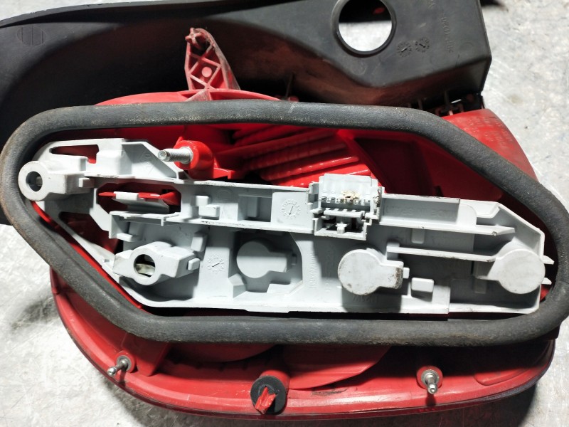 Recambio de piloto trasero derecho para renault modus 1.5 dci diesel referencia OEM IAM   