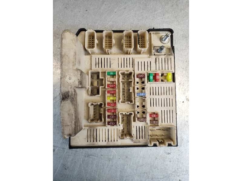 Recambio de caja reles / fusibles para renault kangoo 1.5 dci diesel cat referencia OEM IAM 8201042237  