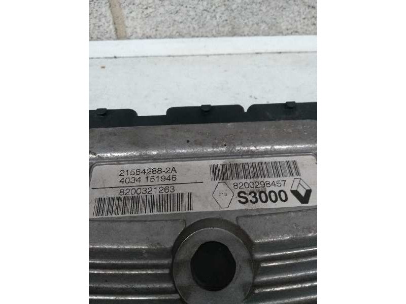 Recambio de centralita motor uce para renault megane ii berlina 3p 1.6 16v referencia OEM IAM 215842882A 8200298457 S3000 820032