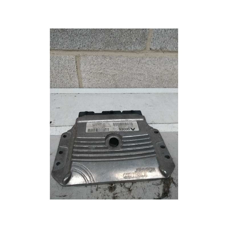 Recambio de centralita motor uce para renault megane ii classic berlina 1.6 16v referencia OEM IAM 215842882A 8200387138 S3000 8