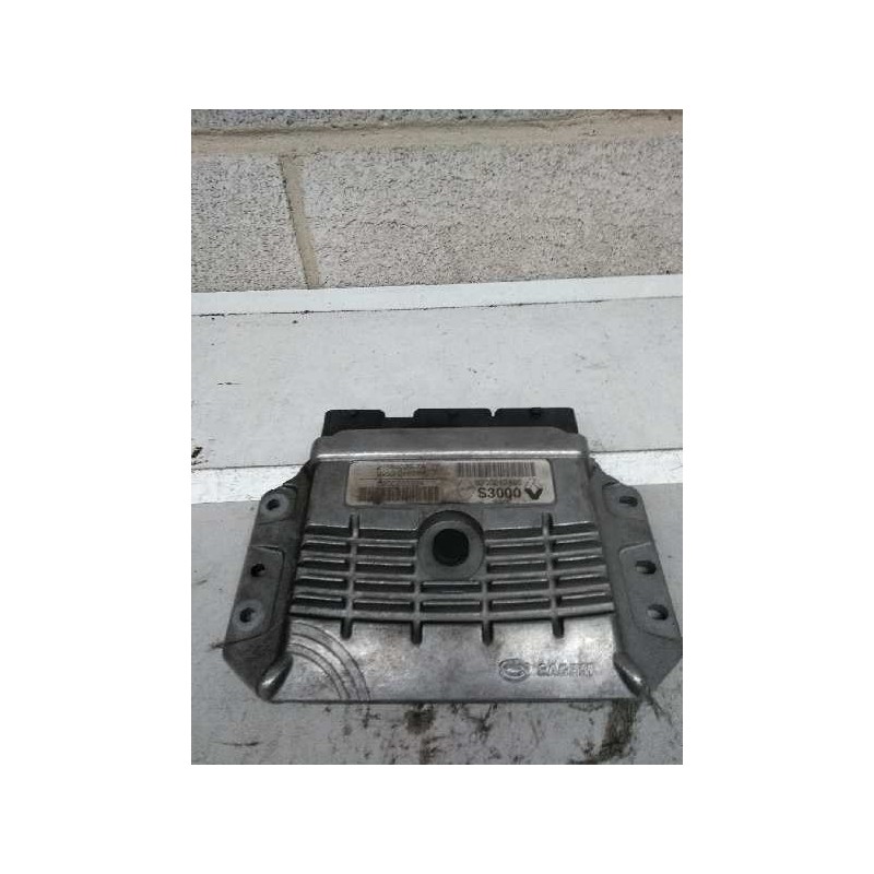 Recambio de centralita motor uce para renault megane ii classic berlina 1.6 16v referencia OEM IAM 215840297A 8200242405 S3000 8