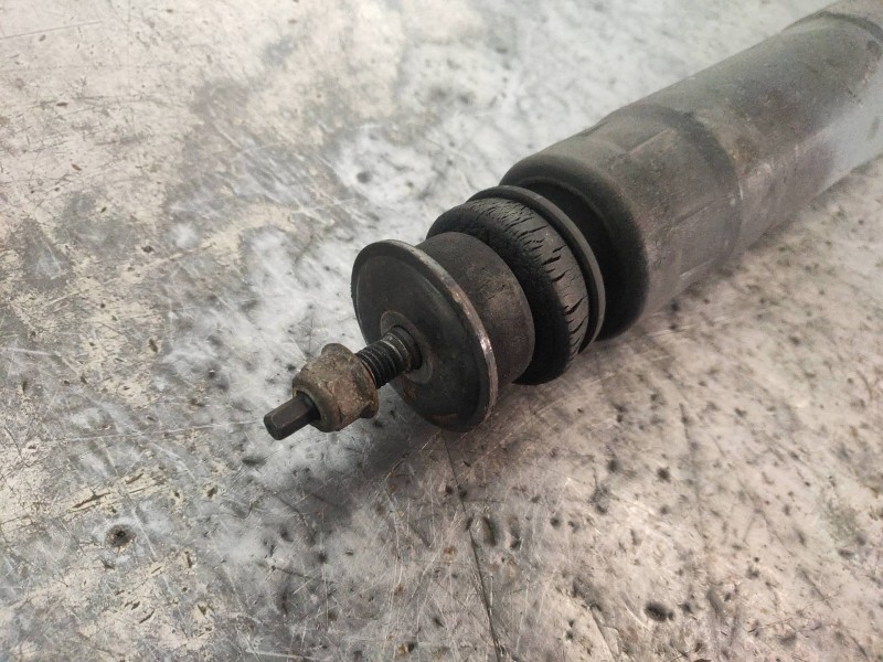 Recambio de amortiguador delantero izquierdo para jeep gr.cherokee (wj/wg) 2.7 crd laredo referencia OEM IAM P52088900AN  