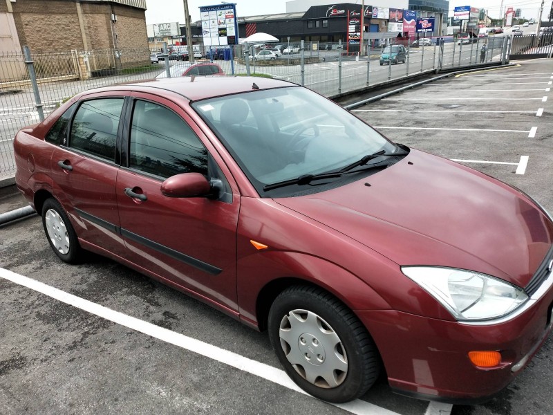 ford focus berlina (cak) del año 2000