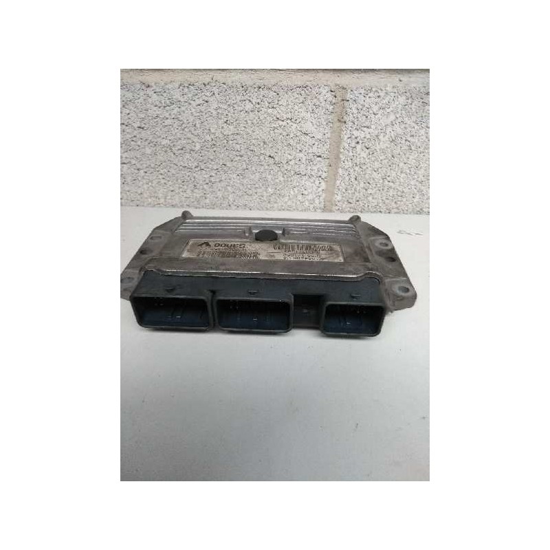 Recambio de centralita motor uce para renault scenic ii 1.6 16v referencia OEM IAM 215842882A 8200298457 S3000 8200321263