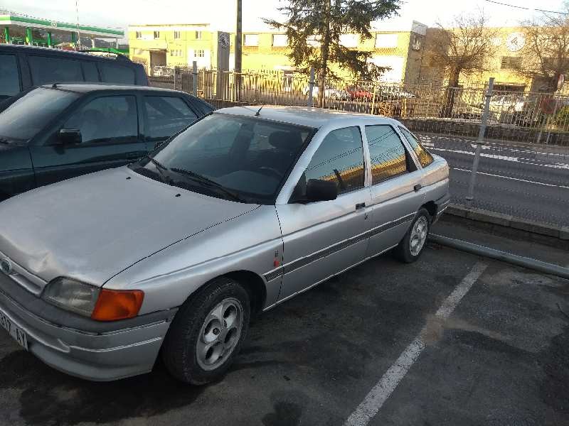 ford escort berlina/turnier del año 1990