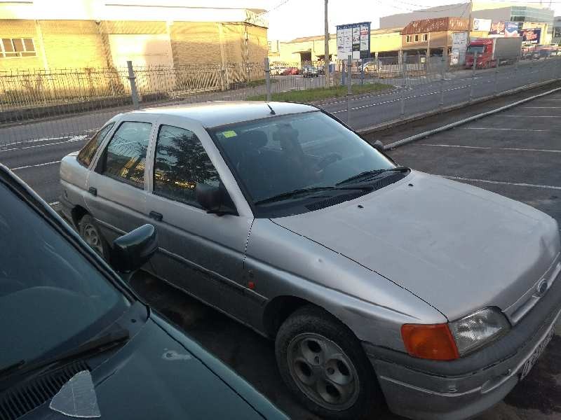 ford escort berlina/turnier del año 1990