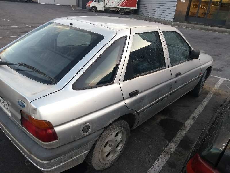 ford escort berlina/turnier del año 1990
