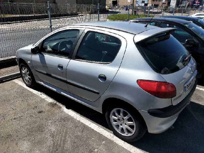 peugeot 206 berlina del año 2001