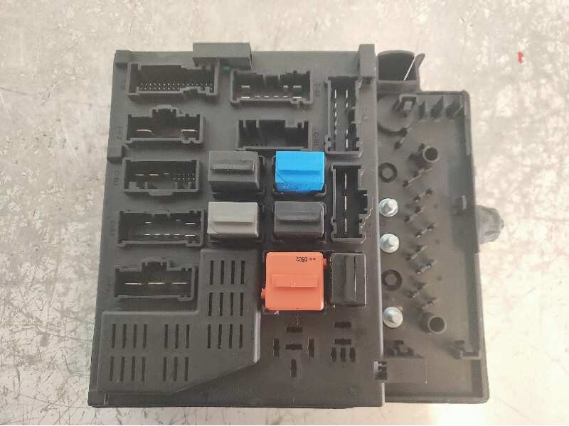 Recambio de caja reles / fusibles para bmw z4 roadster (e85) 2,5 referencia OEM IAM 518792106ES 837811301 61148384629