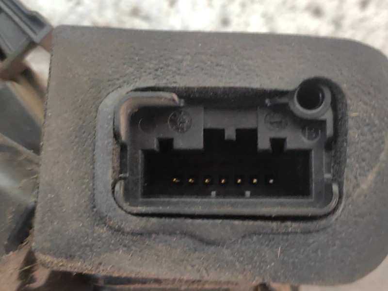 Recambio de motor cierre centralizado delantero derecho para skoda yeti active referencia OEM IAM 5K1837016B  