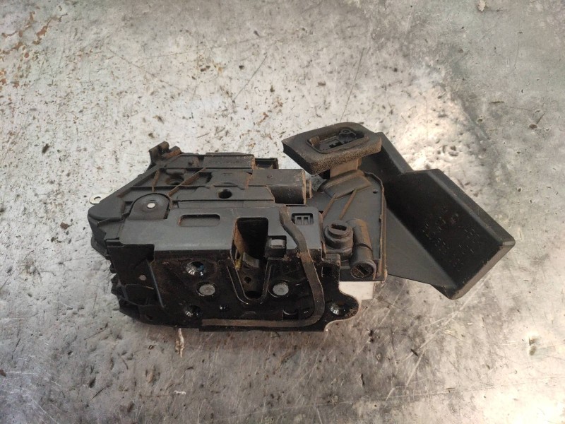 Recambio de motor cierre centralizado trasero derecho para skoda yeti active referencia OEM IAM 5K4839016F  