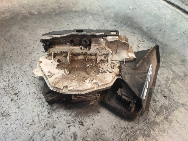 Recambio de motor cierre centralizado trasero derecho para skoda yeti active referencia OEM IAM 5K4839016F  