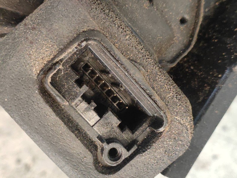 Recambio de motor cierre centralizado trasero izquierdo para skoda yeti active referencia OEM IAM 5K4839015F  