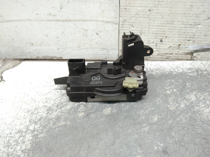 Recambio de motor cierre centralizado delantero derecho para opel astra gtc enjoy referencia OEM IAM 13210749 3P 3P