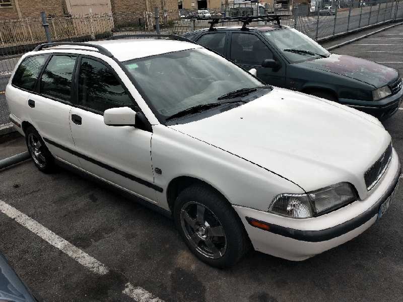 volvo v40 familiar del año 2000
