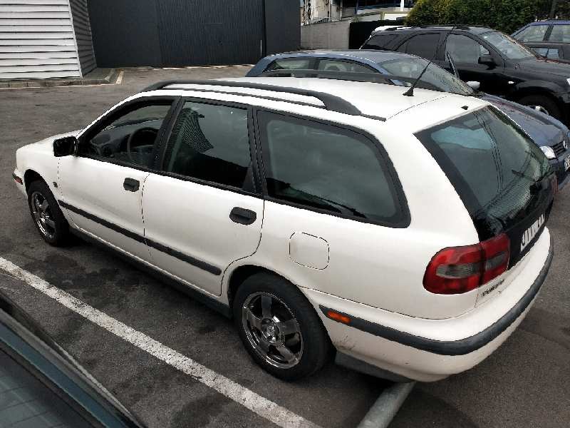 volvo v40 familiar del año 2000