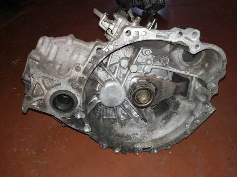 Recambio de caja cambios para toyota avensis berlina (t 22) 2.0 turbodiesel cat referencia OEM IAM E251  