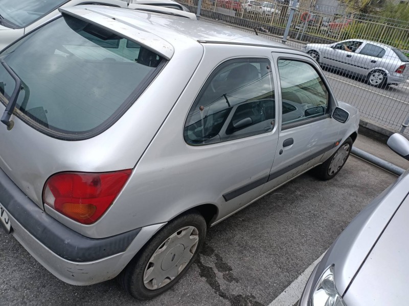 ford fiesta berlina (dx) del año 2002