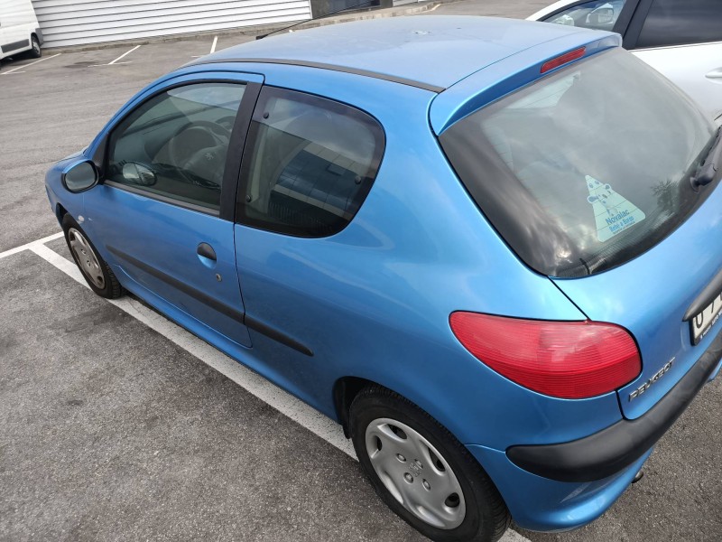 peugeot 206 berlina del año 2000