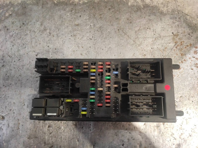 Recambio de caja reles / fusibles para land rover range rover sport v6 td se referencia OEM IAM AH2214F041BF  