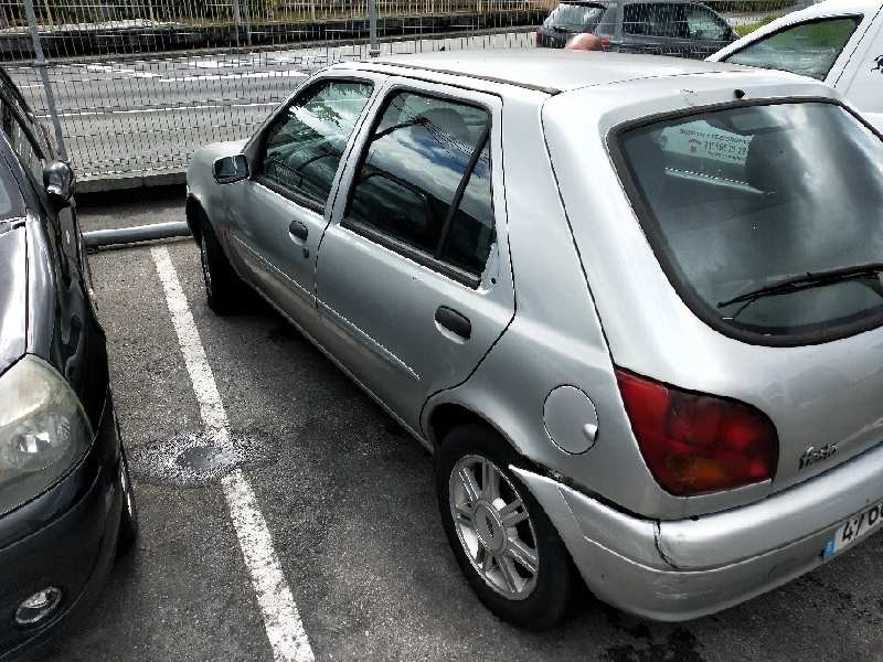 ford fiesta berlina (dx) del año 2000