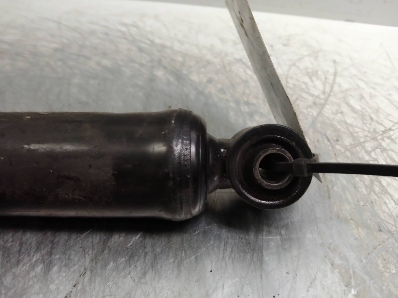 Recambio de amortiguador trasero para ssangyong rexton 2.7 turbodiesel cat referencia OEM IAM   