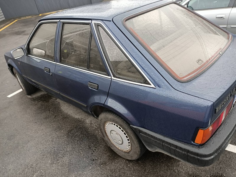 ford escort berlina del año 1986