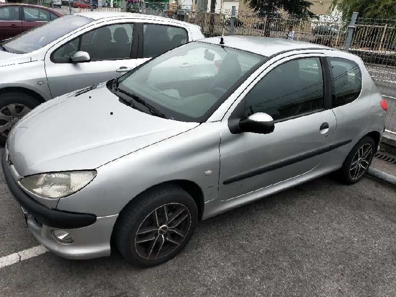 peugeot 206 berlina del año 2000