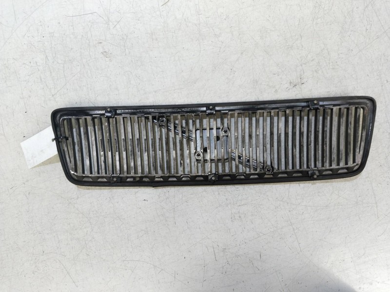 Recambio de rejilla delantera para volvo s70 berlina 2.5 cat referencia OEM IAM   